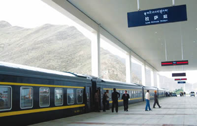 "青岛造"列车驶进拉萨站 试运人员眺望布达拉宫|中国|半岛网