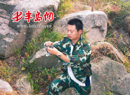 清晨上山发现大网 边防官兵草丛里摁住俩捕鸟贼