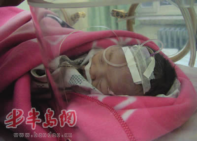 公厕粪坑救出被弃男婴 爹娘到医院就诊拒绝施救