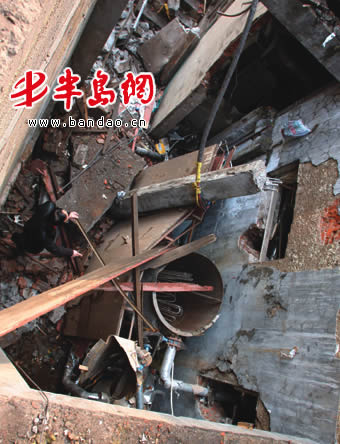 莱阳路一酒店锅炉突爆炸 附近居民楼被震塌(图)