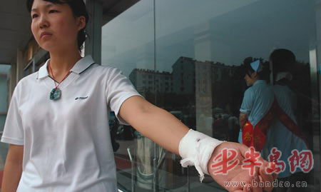 没讨到工资竟割腕自残 郑<em>女士</em>左<em>手腕</em>缝10针(图